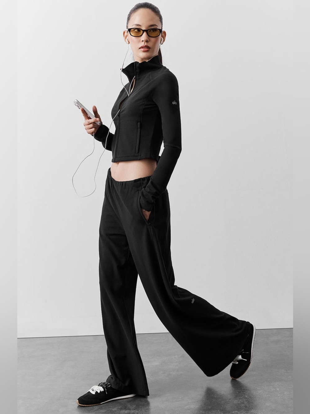 ALO Yoga Sway Mid-Rise On The Go Pant
Black Wide-Leg Lounge Pants Small